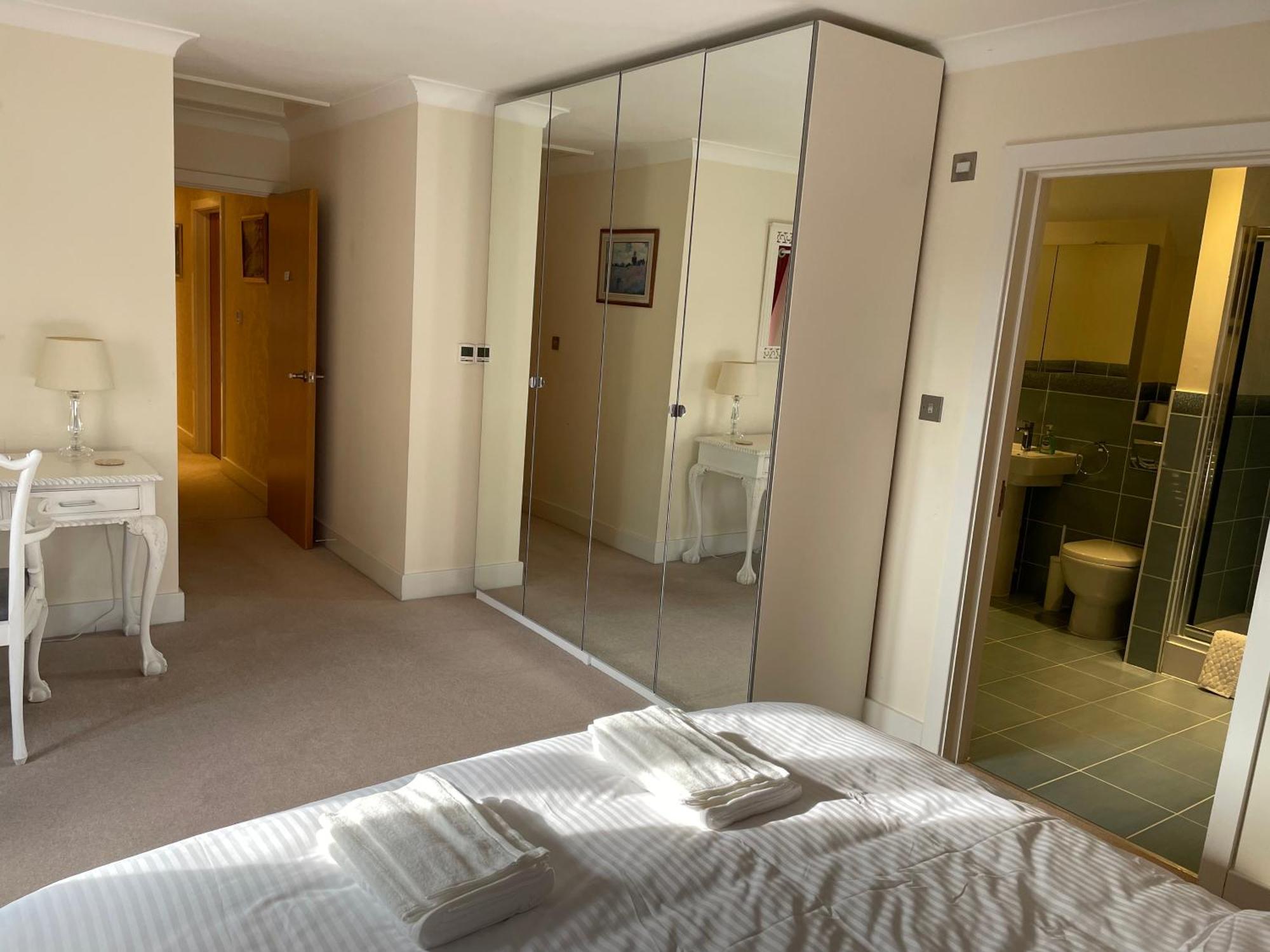 Top Floor En-Suite Double Bedrooms With Great View Of Windsor Castle & Free Parking Esterno foto